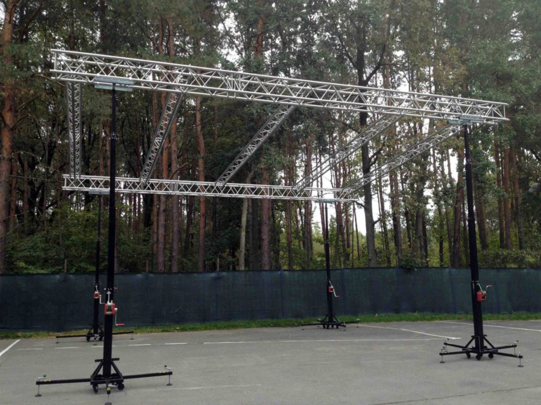 Truss lighting rig with lifting towers